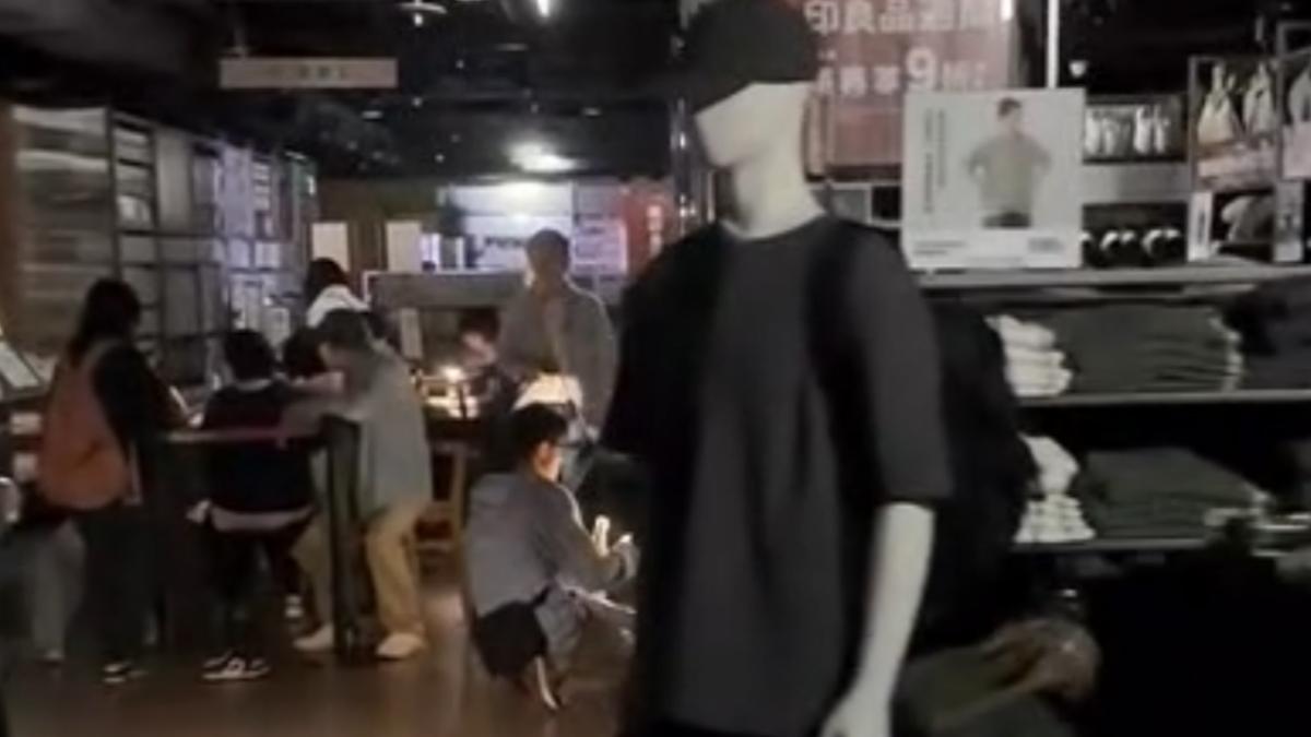 快訊/新光三越南西館突停電!民眾摸黑逛街 緊急搶修中