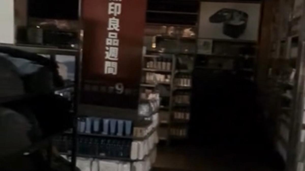 新光三越南西店突然停電。（圖/Threads@4.16d）