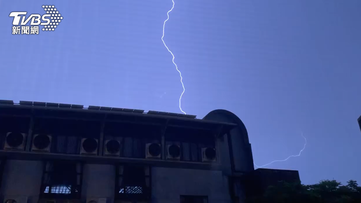 雷雨從3號晚間一路從宜蘭開始，接連有民眾拍下驚人的打雷閃電，一度把黑夜照亮（畫面／ ohya_sisi、zichao_c 提供）