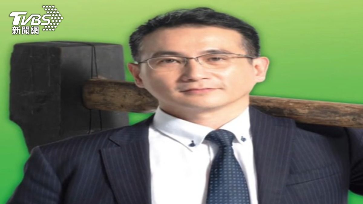 綠營支持者比對鄭運鵬2022年的形象照,認為兩者高度相似。(圖/TVBS)