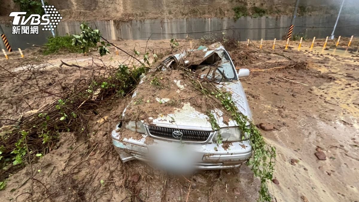 土石崩落驚險畫面！苗栗轎車被「活埋」　駕駛骨裂送醫