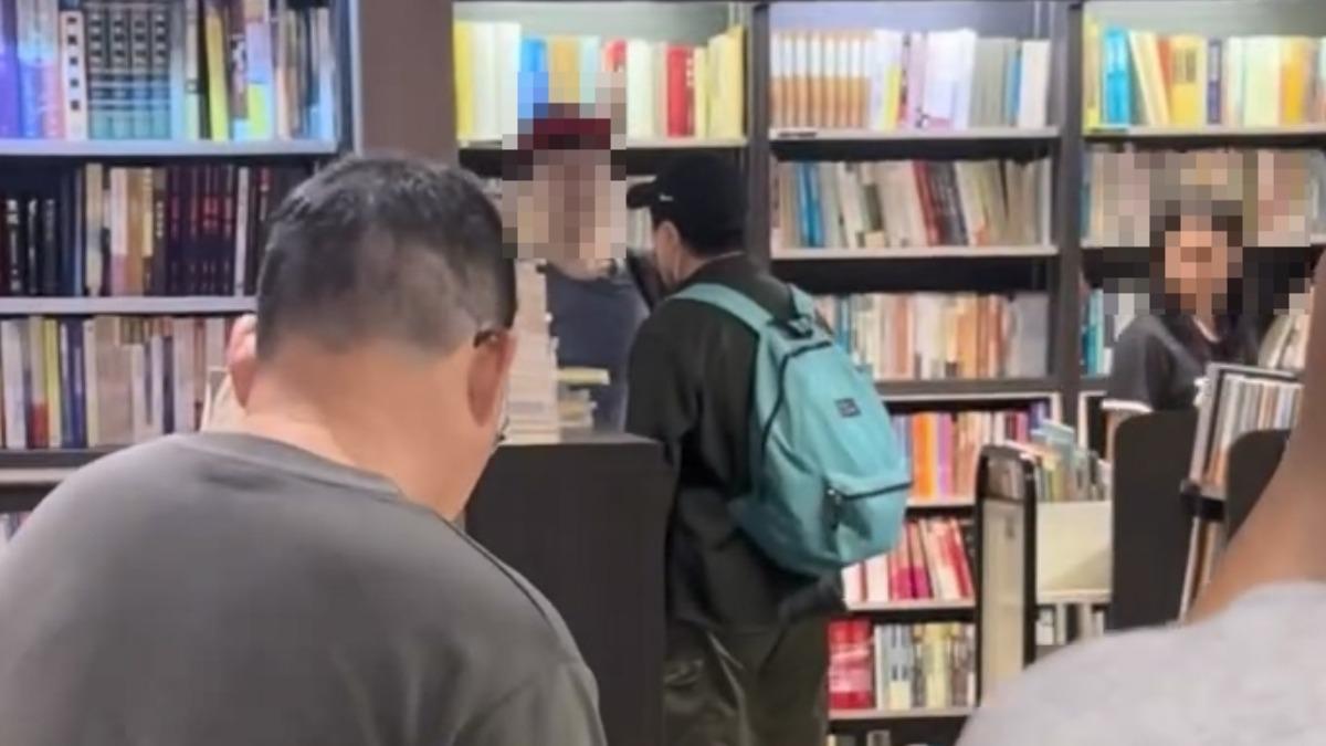 影音/台大旁二手書店爆衝突!男控「被踢鞋」要道歉 2客人互槓