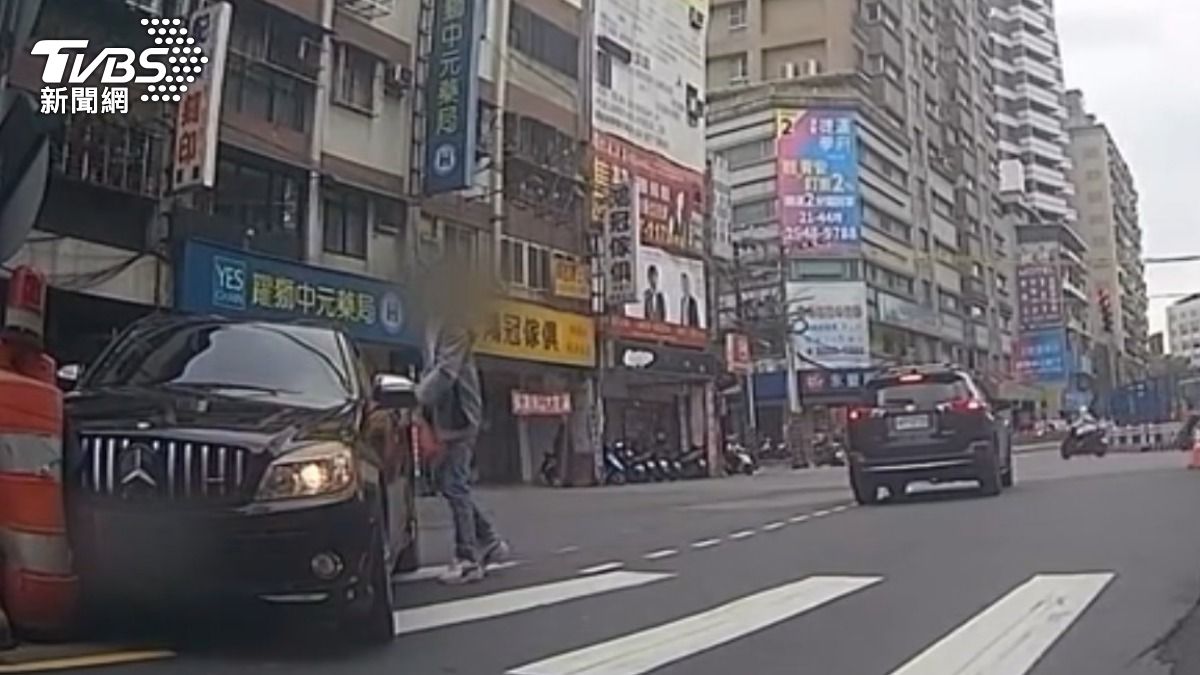 駕駛忘記拉手煞車，導致轎車滑進路中央。（圖／TVBS）