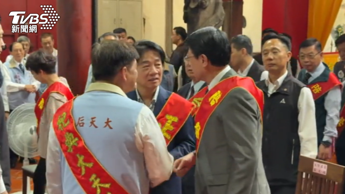 賴清德與國民黨台南市長參選人謝龍介罕見同框,兩人熱絡拍肩。(圖/TVBS)