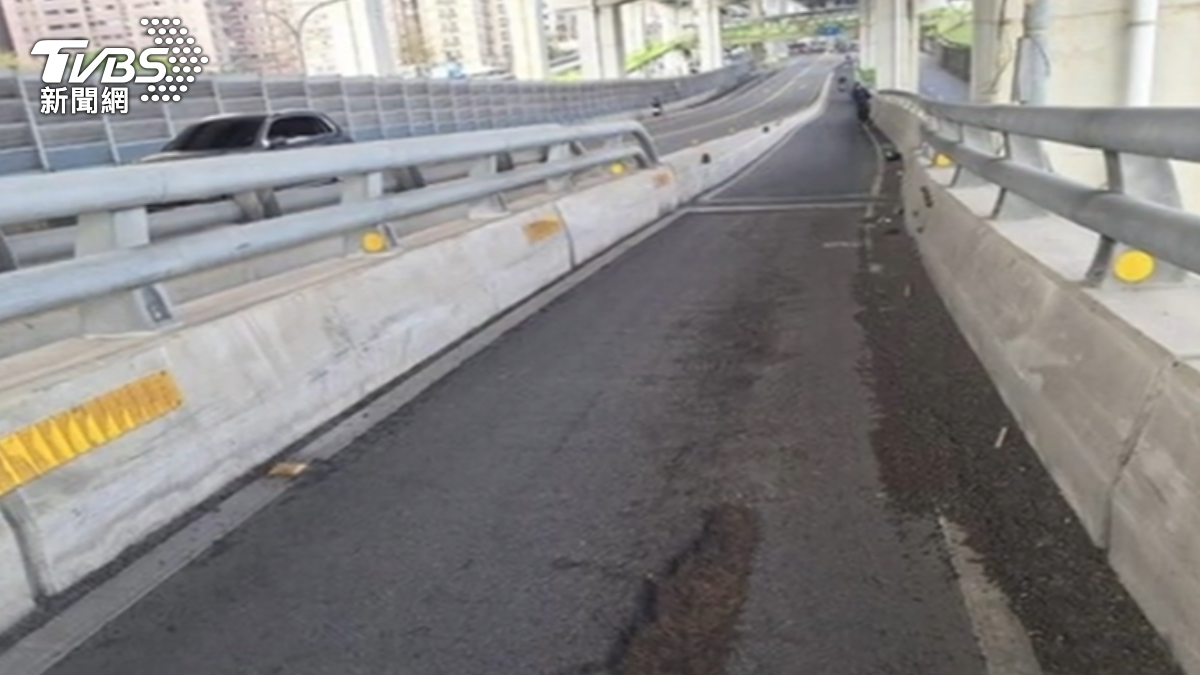 為了降低騎士犁田風險,新北大橋將進行道路銑鋪工程。(圖/TVBS)
