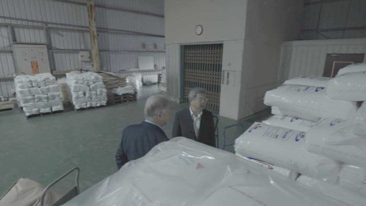 經濟部協調中下游業者加開產線,龔明鑫親自拜託廠商增加產量。(圖/經濟部)