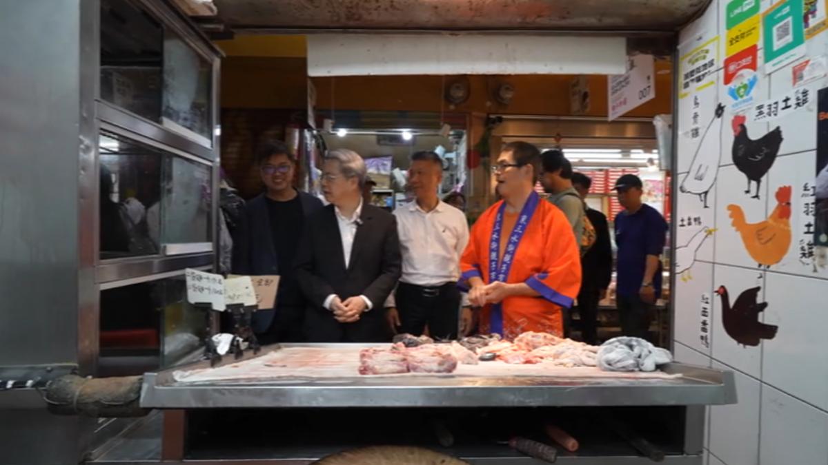 經濟部長龔明鑫走訪萬華商圈,關切塑膠袋供應狀況安撫攤商。(圖/經濟部)