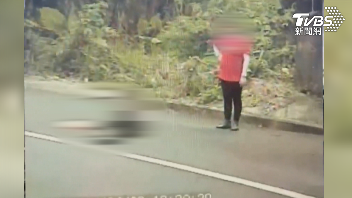 台南南化區，發生丈夫輾斃妻子事件！警消獲報有婦人倒在路邊（圖／TVBS）