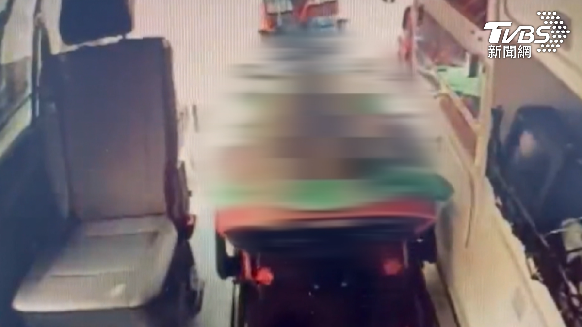 救護車十萬火急到場，路邊一名婦人倒臥在地上，抬上擔架 送上救護車時，當時婦人還有意識 能動 能講話，但到院急救確因內臟破裂，宣告不治身亡（圖／TVBS）