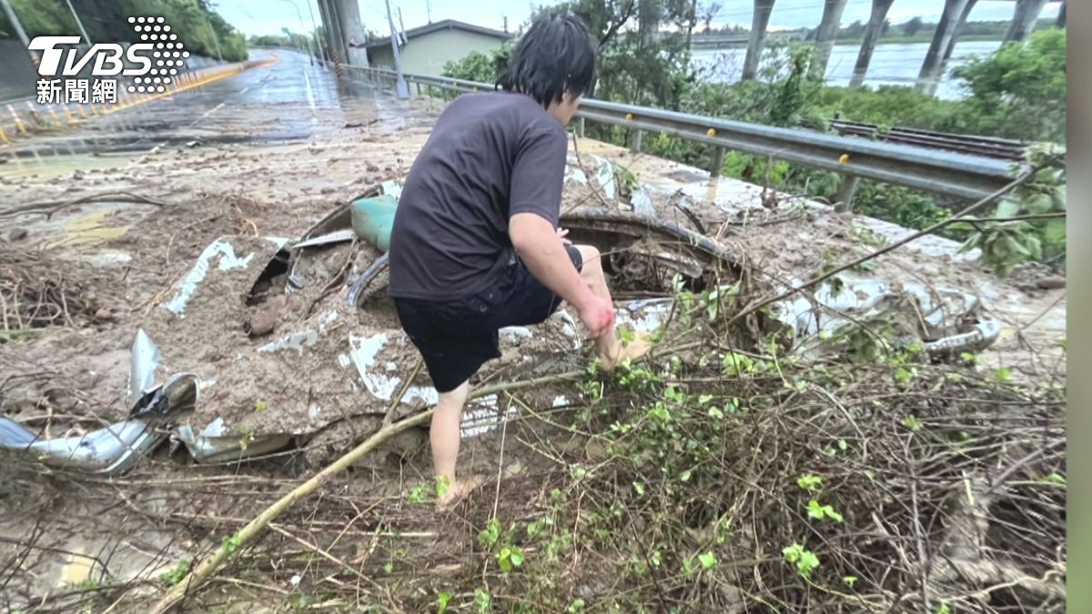 苗栗暴雨土石崩落！轎車遭砸凹陷　駕駛「頸椎骨裂」脫困