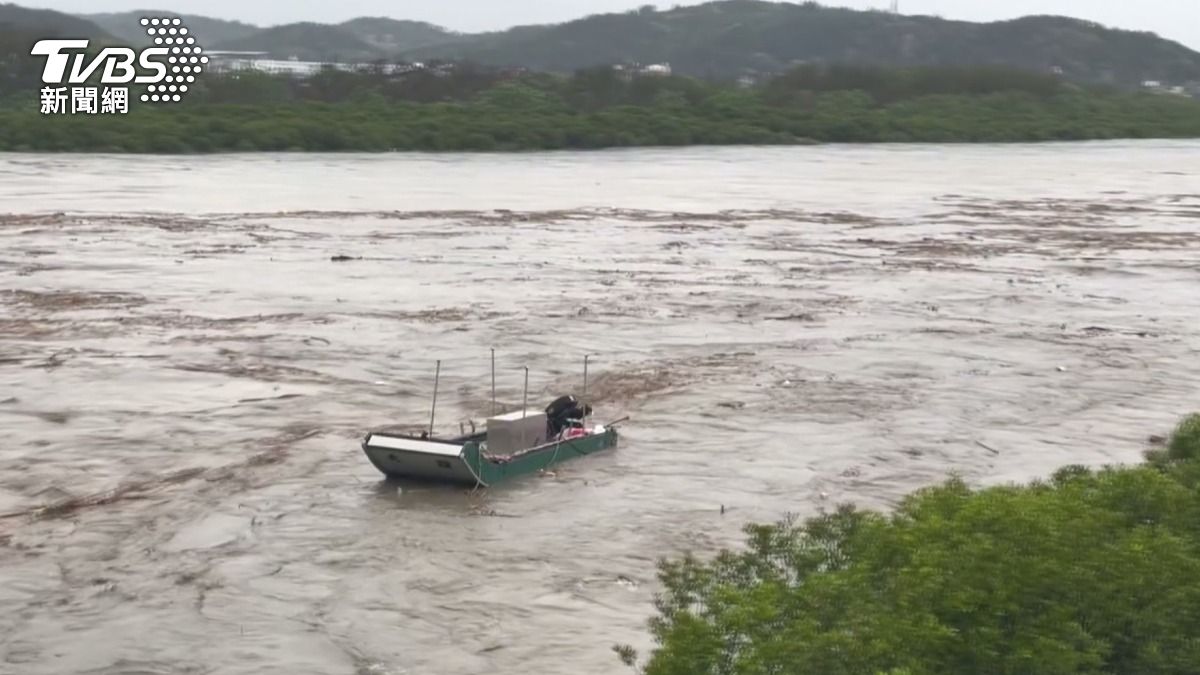 苗栗中港溪溪水暴漲 沖走竹筏