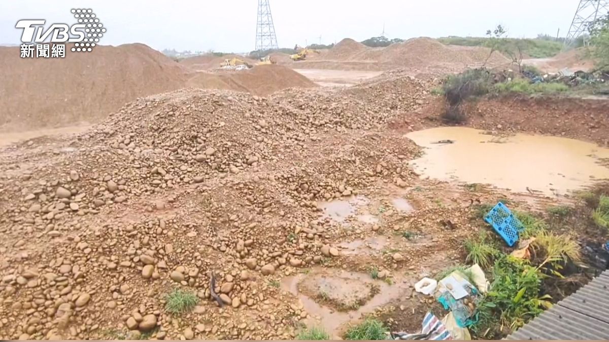 一夜變泥塘!苗栗民宅遭土石流灌入 冰箱漂浮家具遭殃