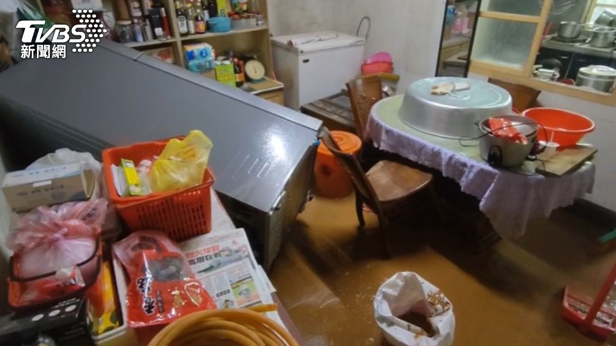 一夜變泥塘!苗栗民宅遭土石流灌入 冰箱漂浮家具遭殃