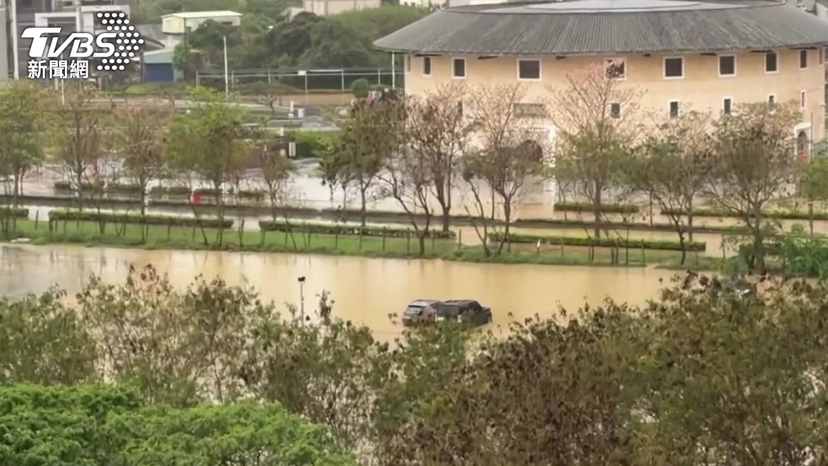 苗栗暴雨狂炸！高鐵站旁停車場也淹。（圖／翻攝Threads pigpig0972）