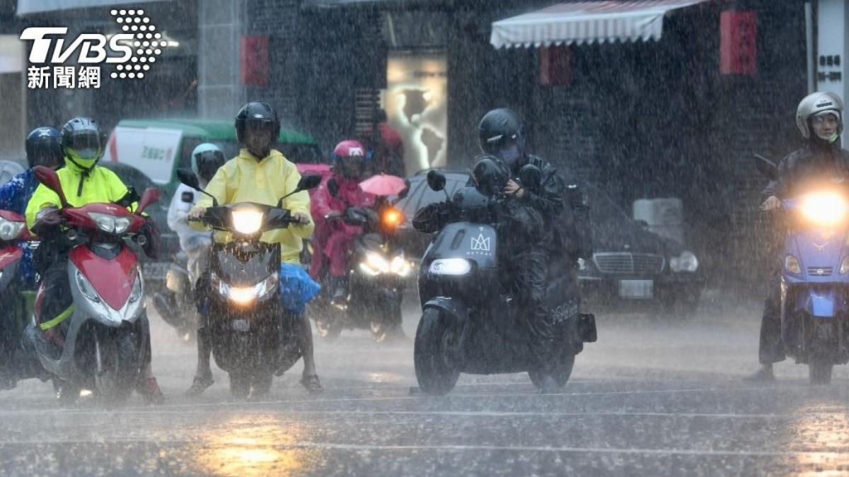 明天天氣/雨勢僅趨緩1天!又有鋒面 「北部雨最猛」全台一片藍