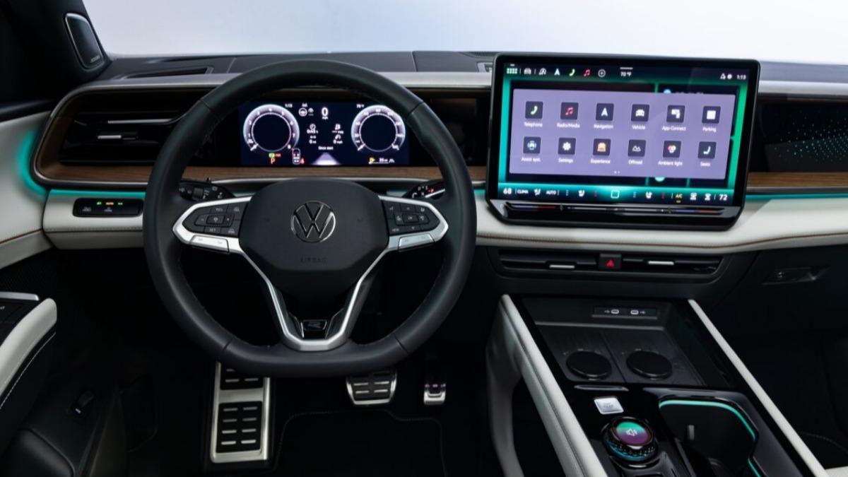 Volkswagen Atlas內裝全面革新，搭載15吋螢幕與氛圍燈成為改款焦點。（圖／Volkswagen提供）