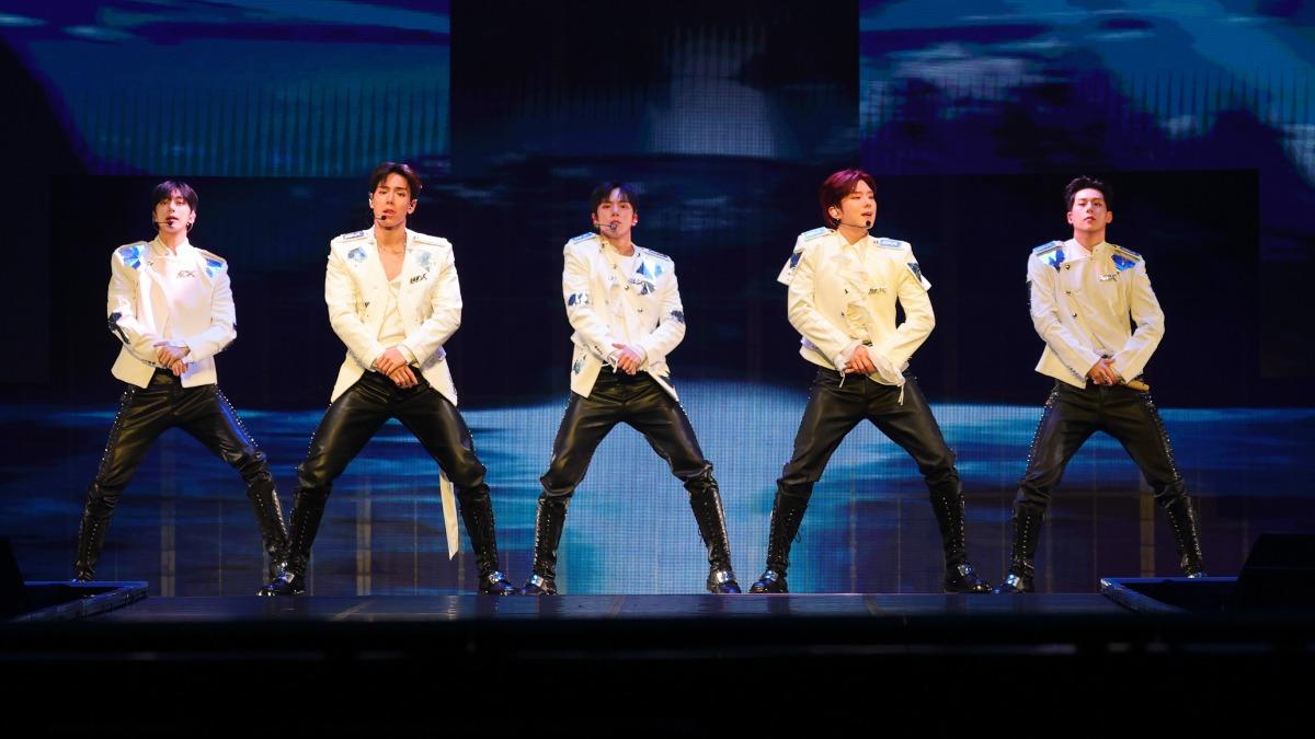 野獸男團MONSTA X隔8年登台!汗濕深V壯胸太辣 鞠躬致歉:久等了