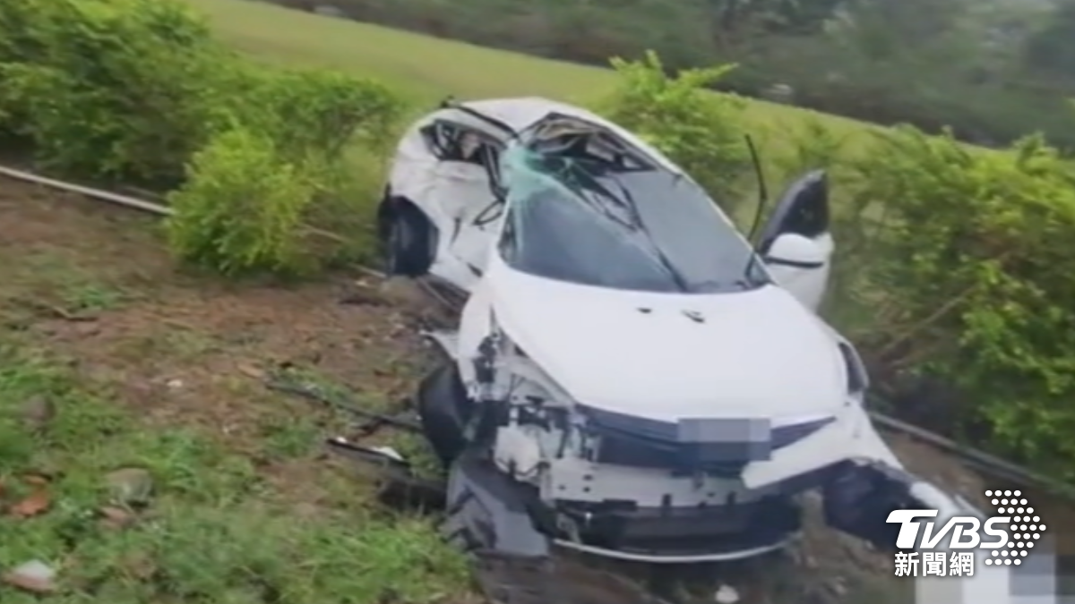 鋒面雨彈狂轟!嘉義休旅車疑打滑對撞「5人傷」車體嚴重變形