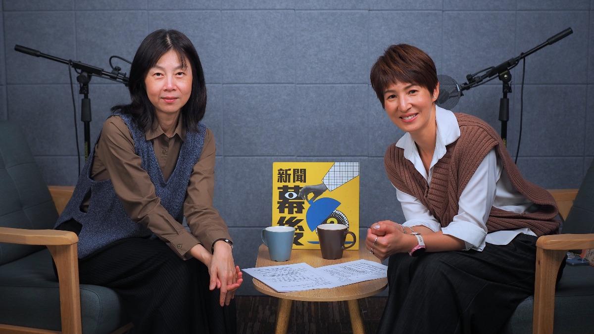主持人夏嘉璐(右)與TVBS新聞部執行副總監林瑋鈞(左),兩位職場母親從切身經驗出發,探討台灣少子化政策的落差與盲點。(圖/《新聞幕後》提供 )