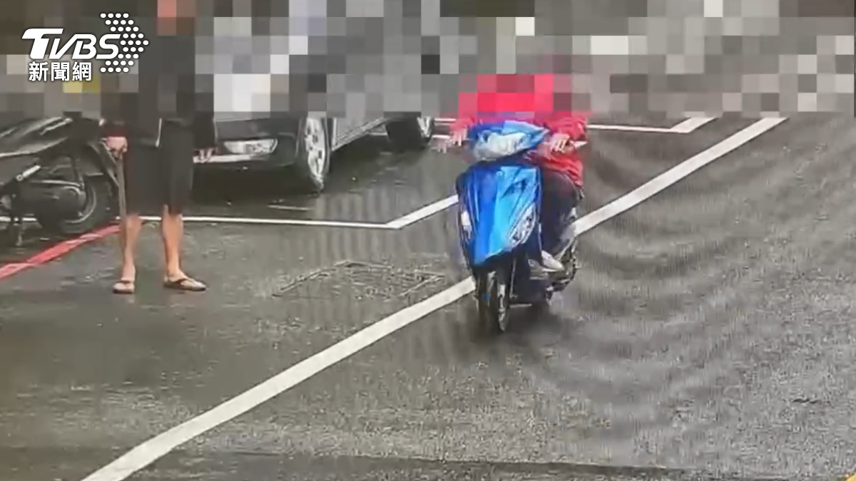 桃園楊梅昨天下午有民眾持刀當街揮舞。（圖／TVBS）