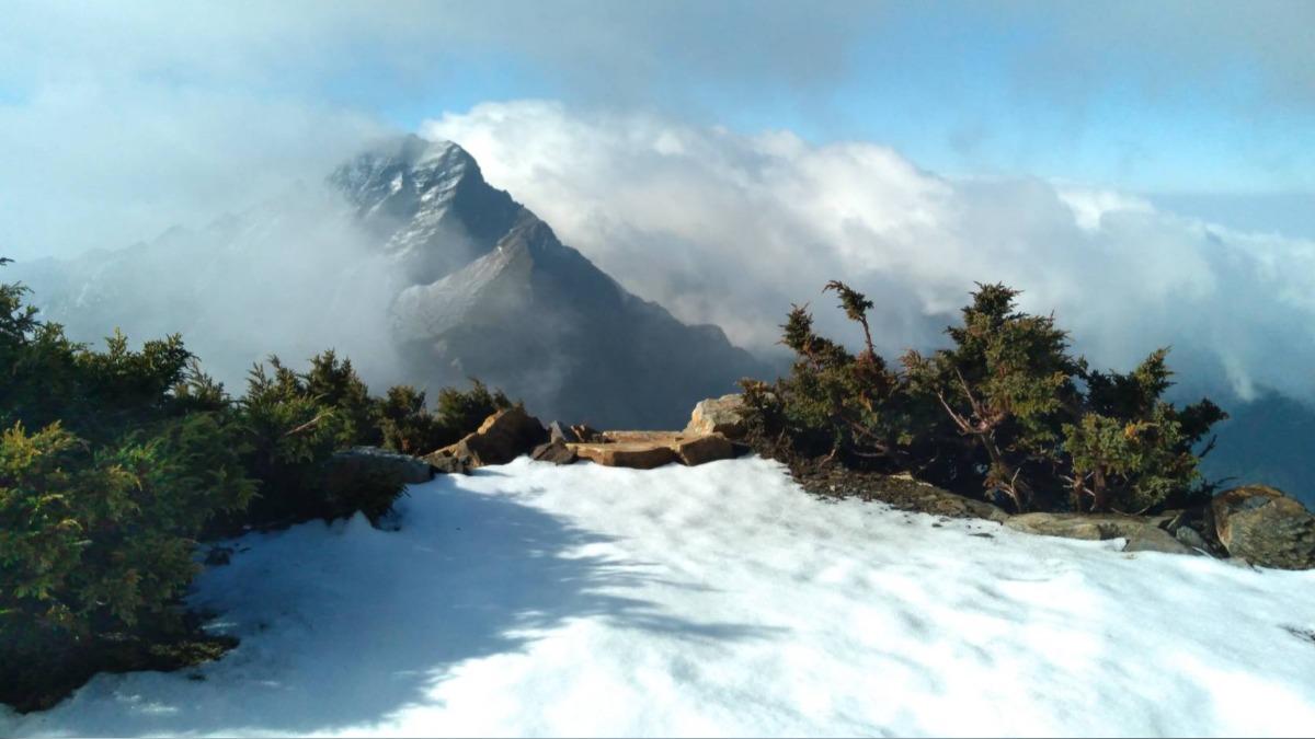 玉山下雪了!鋒面影響水氣配合 積雪銀白美景曝光