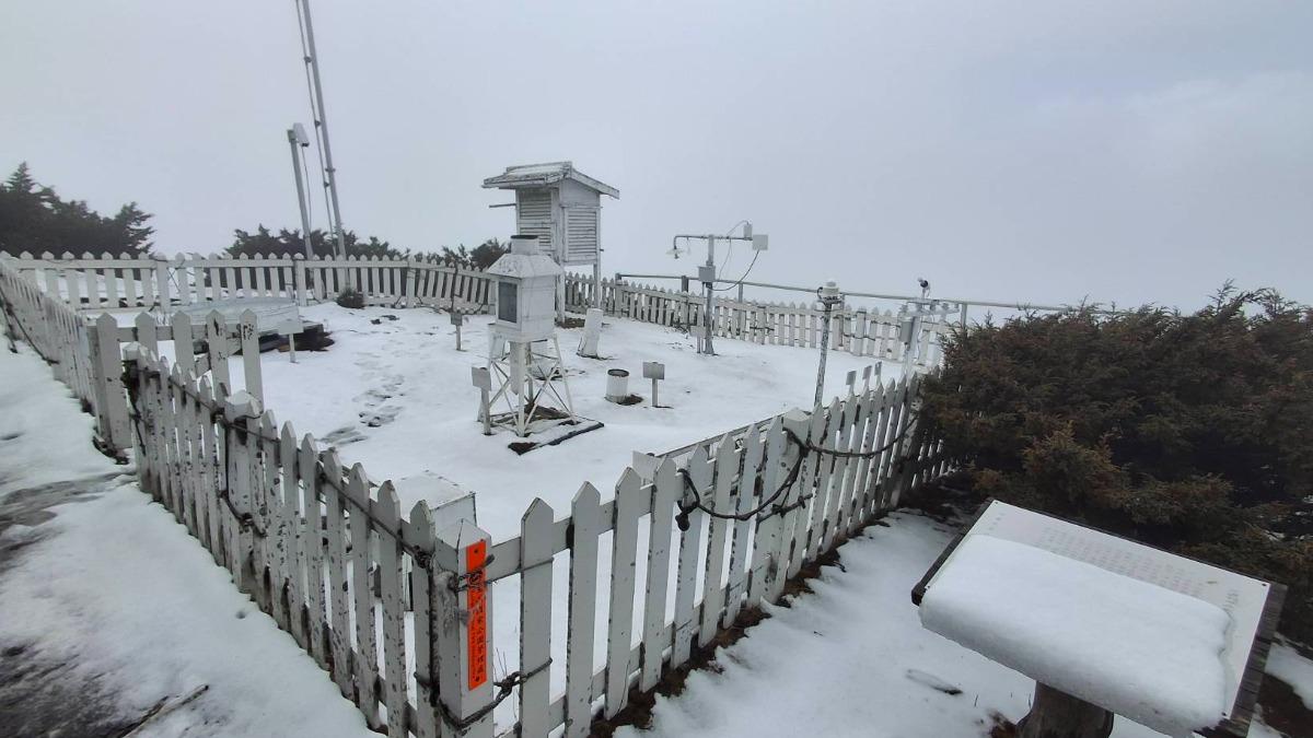 玉山積雪。（圖／氣象署）