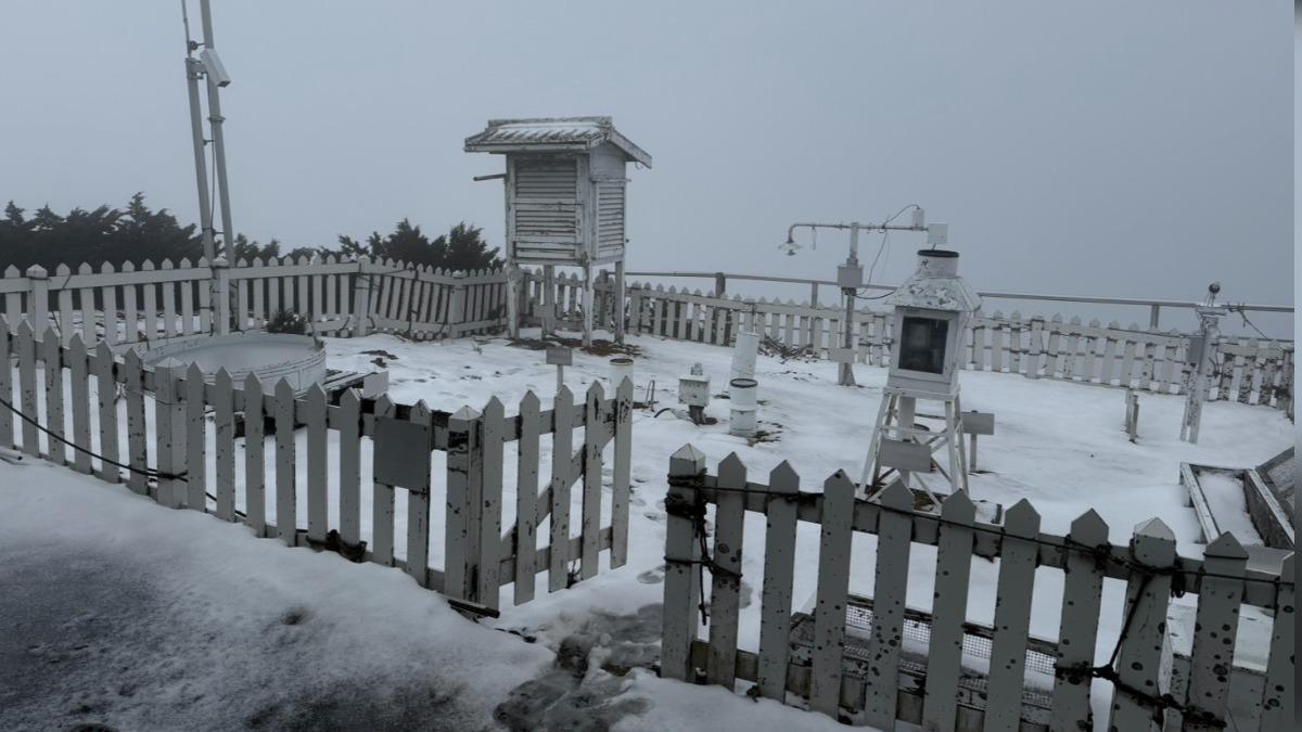玉山氣象站下雪。（圖／氣象署）