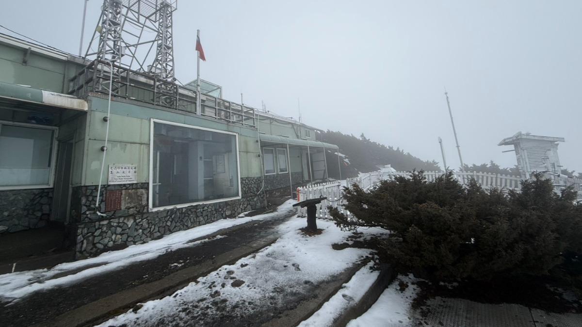玉山氣象站下雪，昨晚雨夾雪。（圖／氣象署）