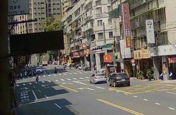 撞擊瞬間曝光。（圖／TVBS）