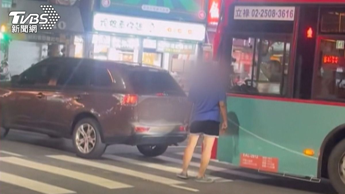高雄公車遭攔路嗆聲，外籍的公車司機喊出要報警，嚇得違規駕駛逃回車上。（圖／翻攝Threads_destiny_bushido）