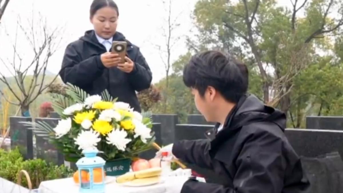 清明節大陸流行"代客祭掃"服務，費用高的超過台幣2萬元。（圖／TVB）