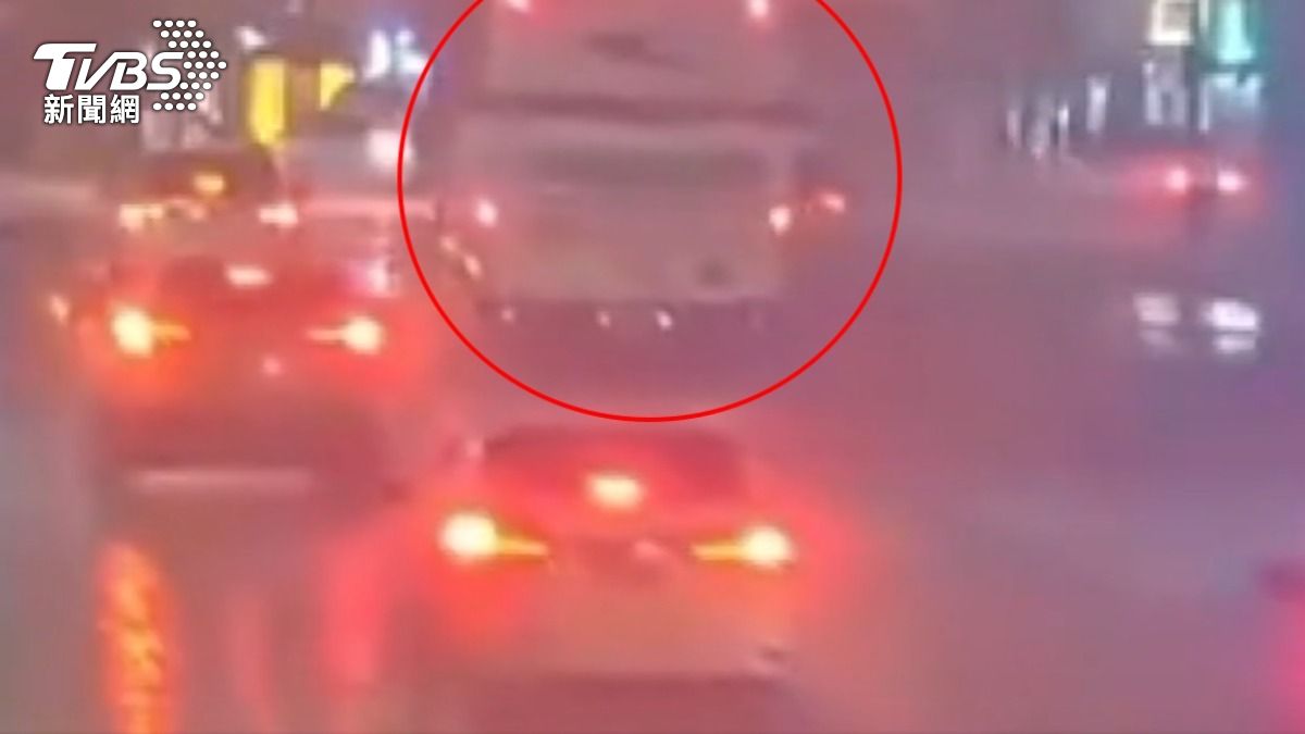 公車司機處理車禍突倒地命危,業者指出休假、用餐皆正常,出車前無異狀。(圖/TVBS)
