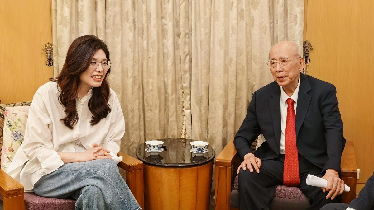 3日下午鄭麗文拜會吳伯雄。(圖/翻攝自鄭麗文臉書)