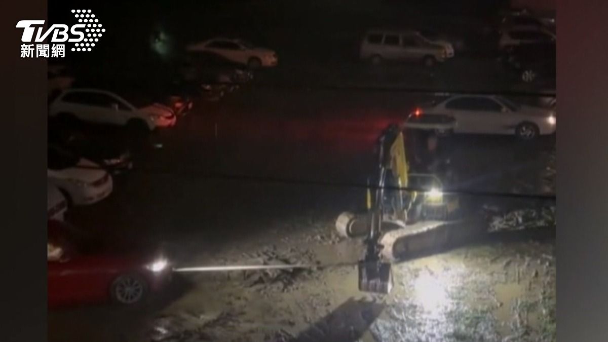 高雄內門也受到大雨侵襲,停車場變泥沼,20多車深陷動彈不得,現場出動2部吊車及1部怪手,才將受困車輛救出。(圖/TVBS)
