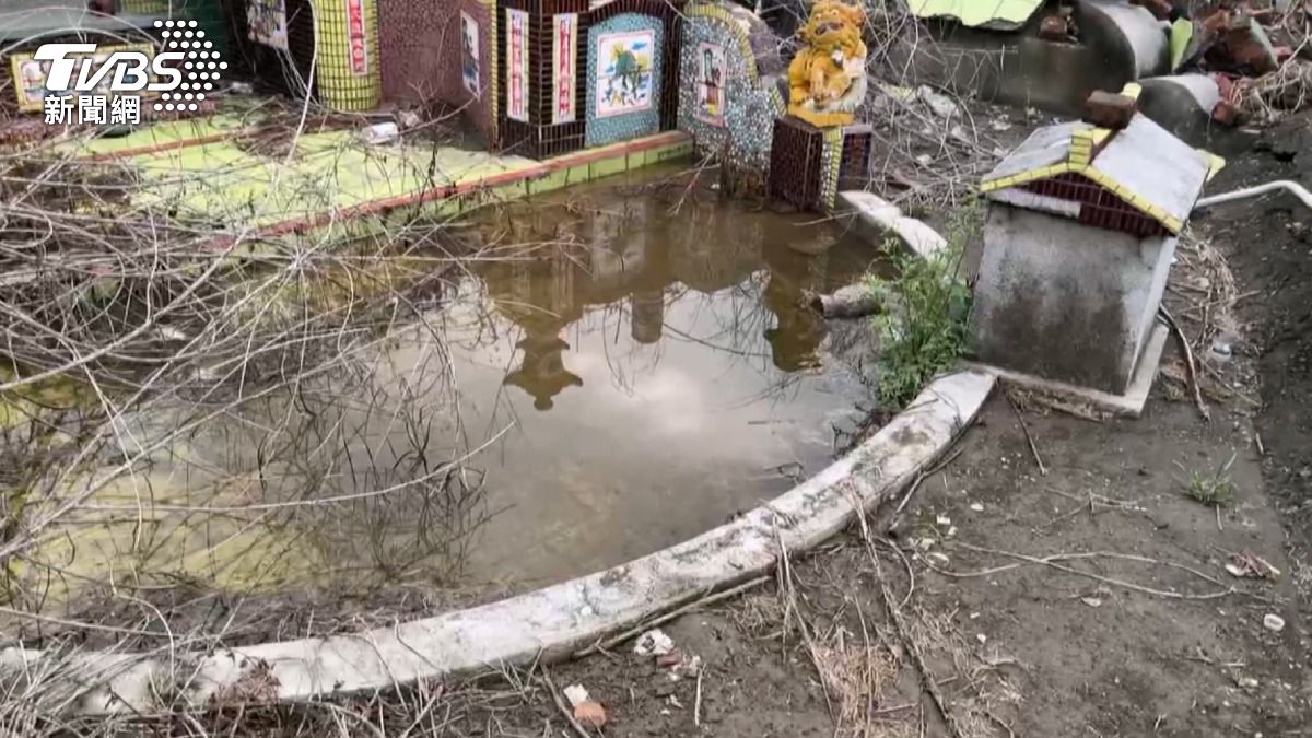 屏東新園鄉一處公墓卻因排水不及,讓前來掃墓的民眾直接看傻眼,祖先墳墓前瞬間變成小水池。(圖/TVBS)