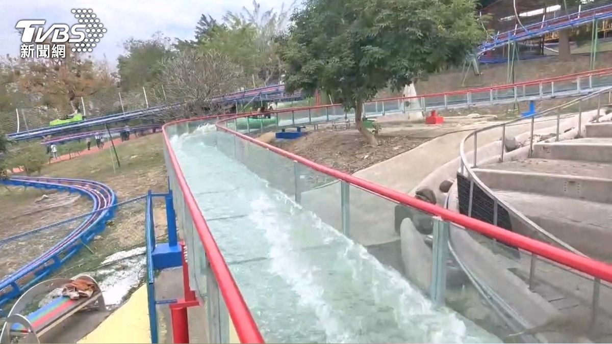 彰化親子樂園漂漂河「卡船遭追撞」 遊客頭猛後仰脖子扭傷。(圖/TVBS)