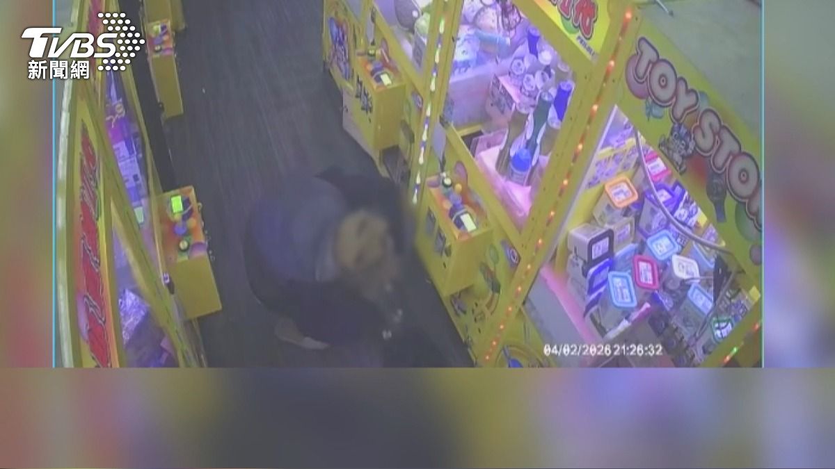 火車站前治安死角？金髮男撬娃娃機「偷走萬元」台主氣炸。(圖／TVBS) 
