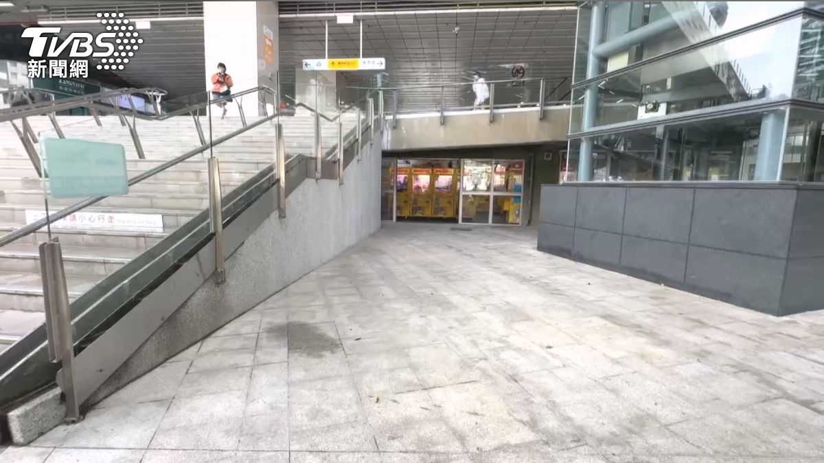 金髮男撬鎖偷娃娃機　5分鐘搬空2台。(圖／TVBS) 