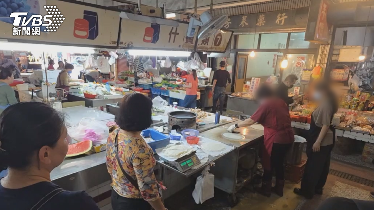 清明節期間,不少民眾一早排隊購買春捲應景,然而高雄卻傳出疑似食物中毒事件。(圖/TVBS)