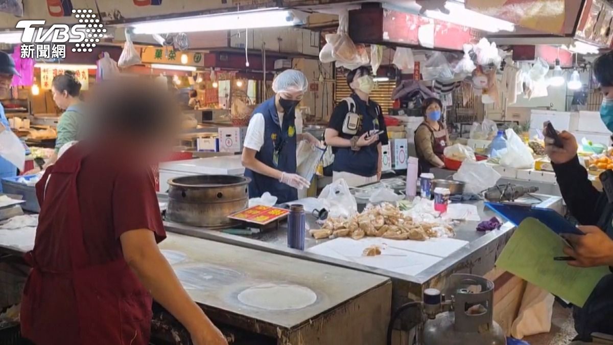 衛生局派員前往稽查時,攤商老闆娘一度不願配合停業,表示要看到公文才願意停止營業。(圖/TVBS)