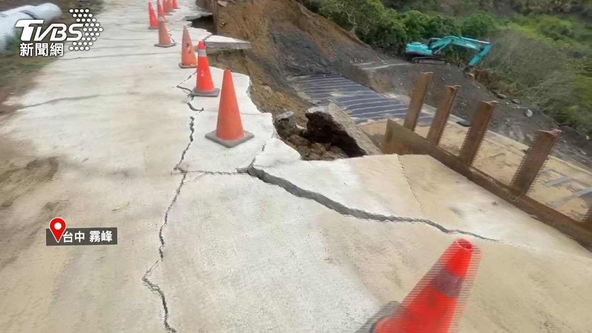 中部連日豪雨釀禍!霧峰路基崩塌 南庄露營區爆土石流困11人。(圖/TVBS)