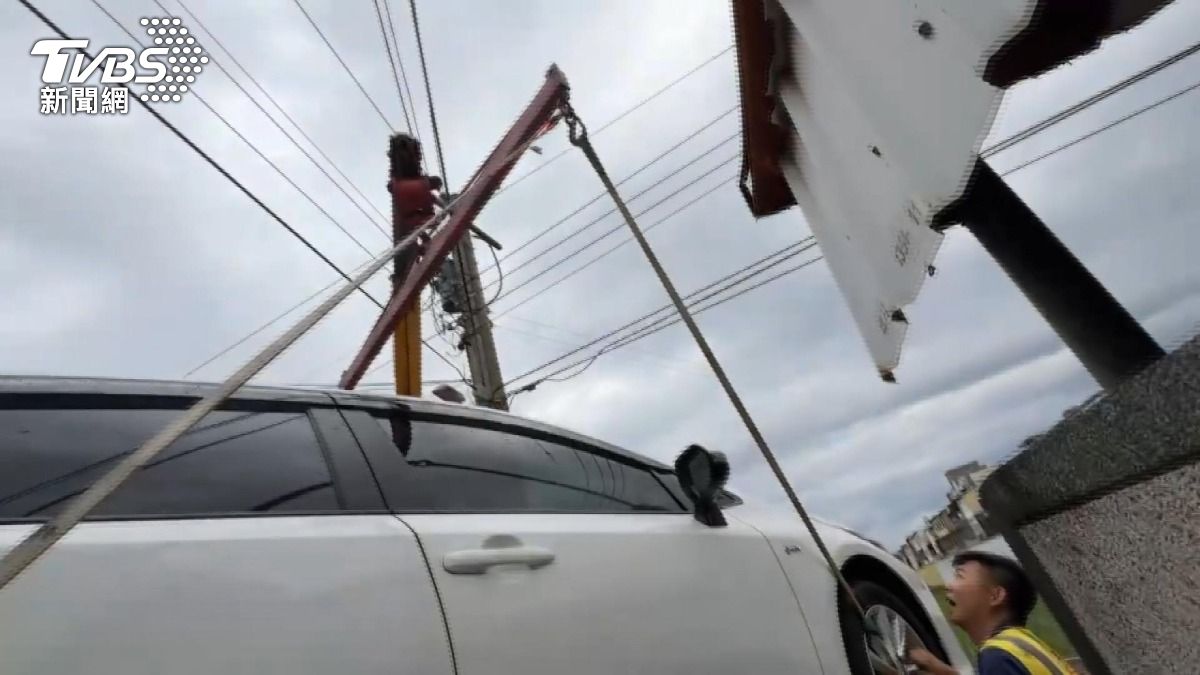 苗栗暴雨「15分鐘淹60cm」各地車泡水。(圖/TVBS)
