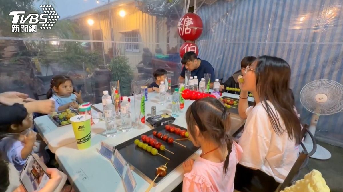 兒童節「糖葫蘆吃到飽」5歲以下可免費參加，直接讓孩子放開吃。（圖／TVBS）