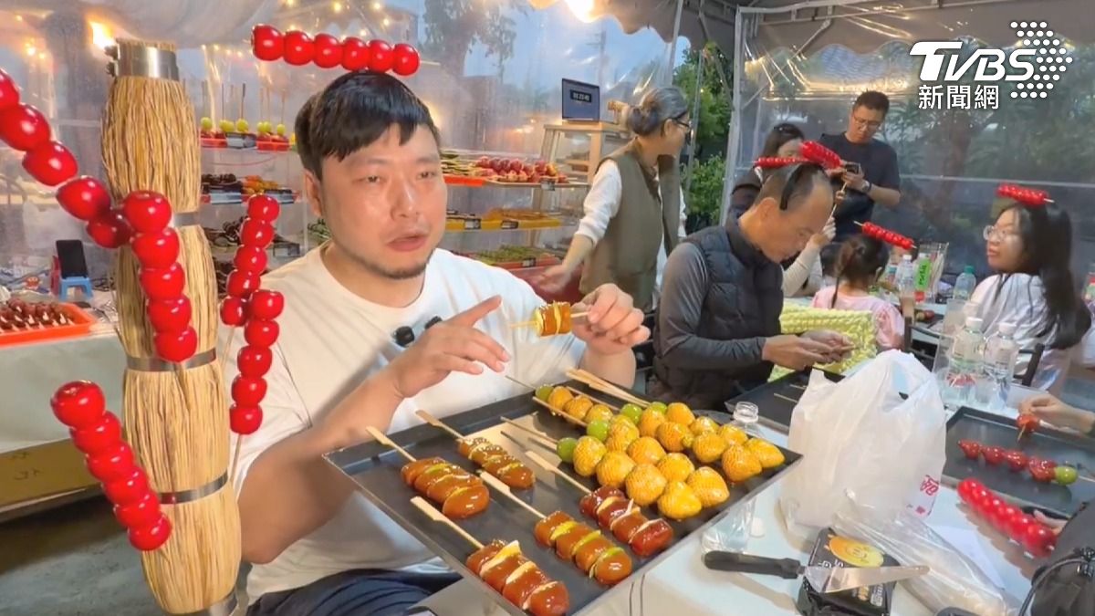 知名大胃王YouTuber艾倫前來挑戰，他自備茶飲解膩，鎖定高單價的烏魚子、白草莓糖葫蘆下手。（圖／TVBS）