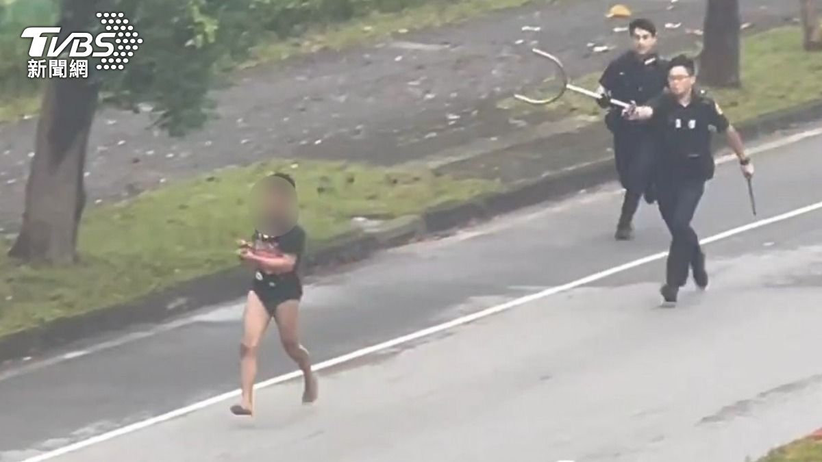 嫌犯路邊與警對峙後逃逸。（圖／TVBS）
