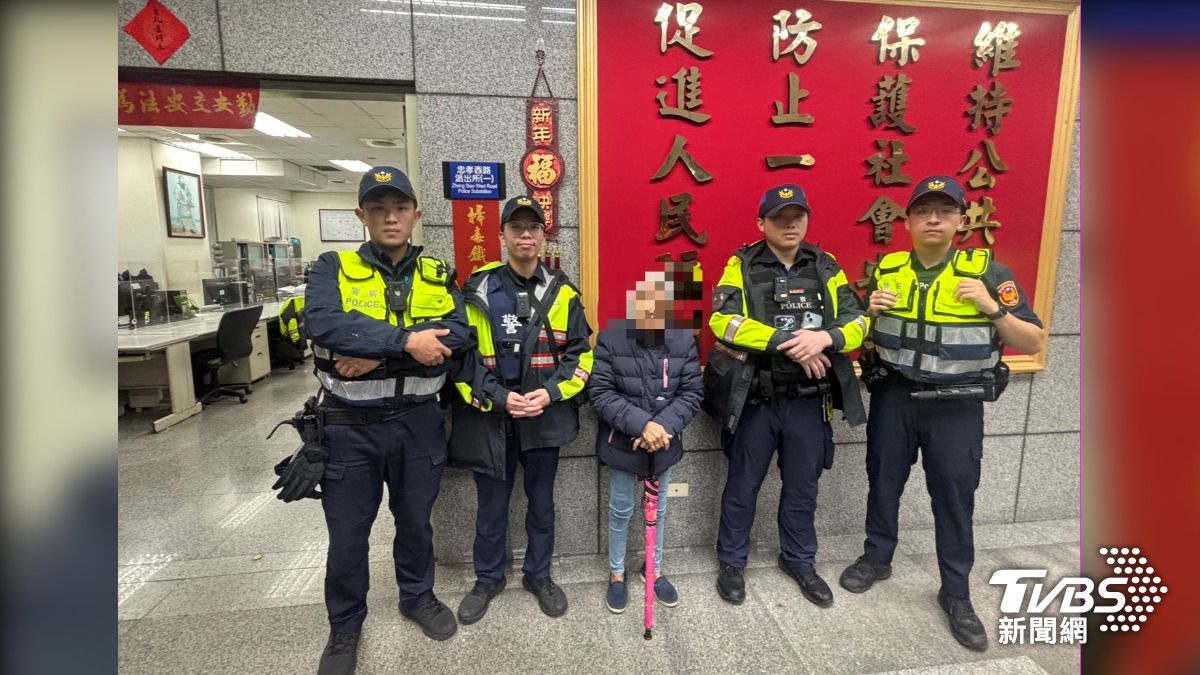 警方臨檢網咖找到被通報失蹤人口的阿嬤。（圖／TVBS）