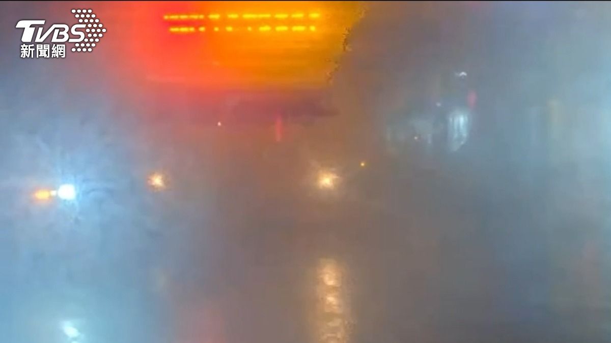 北市松山公車運將擦撞小黃後突倒地 電擊5次才救回葉克膜續命中