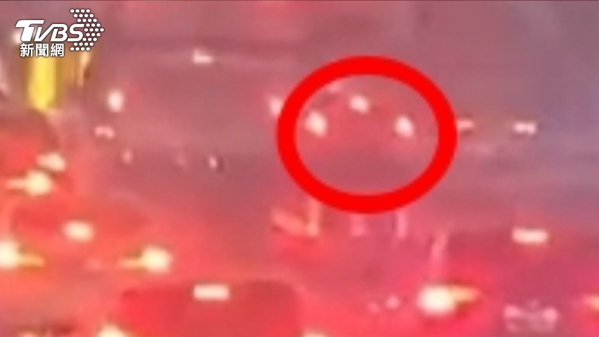 公車司機下車後突倒地,電擊5次才從鬼門關前救回。(圖/TVBS)