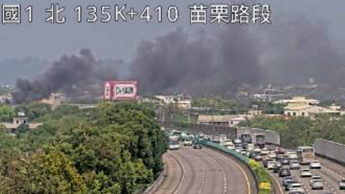 火燒車黑煙直衝天際。（圖／翻攝自高速公路資訊網）