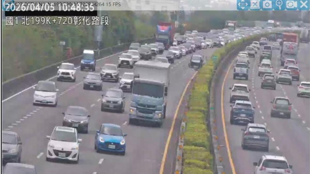 國1北向200公里處,1輛大貨車與1輛小客車追撞事故,占用內線車道。(圖/高公局提供)